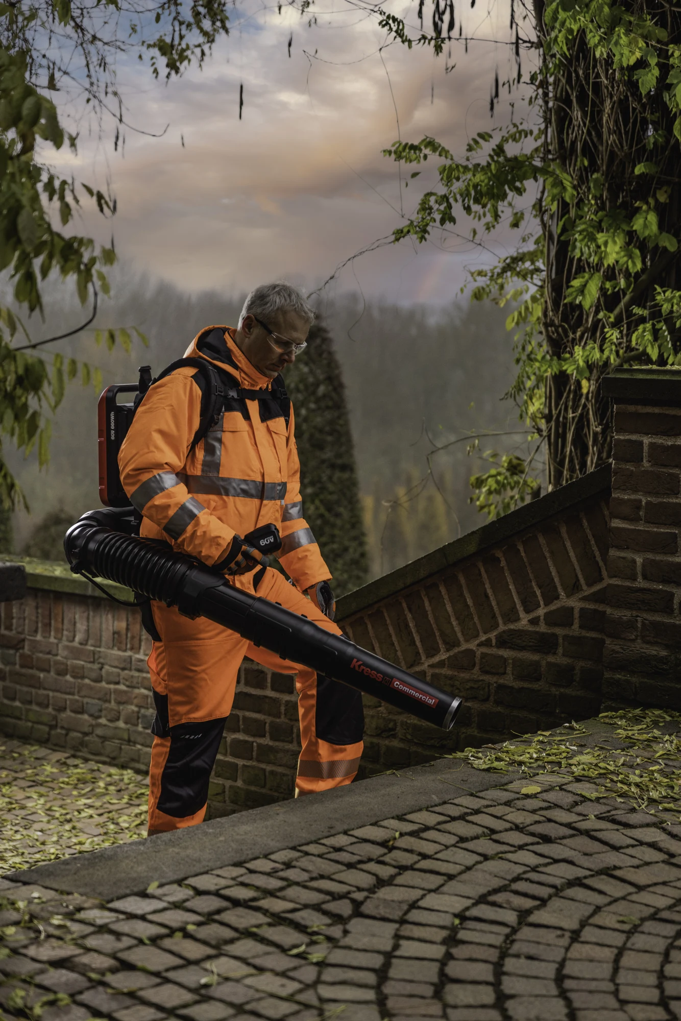 Förare som arbetar med en ryggburen lövblås